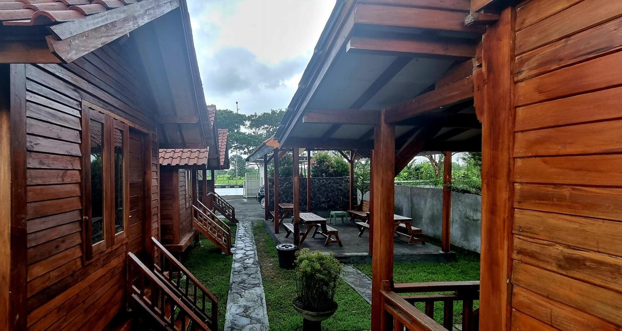 Mayeka Transit Hostel Bandara Internasional Lombok Praya Exterior photo